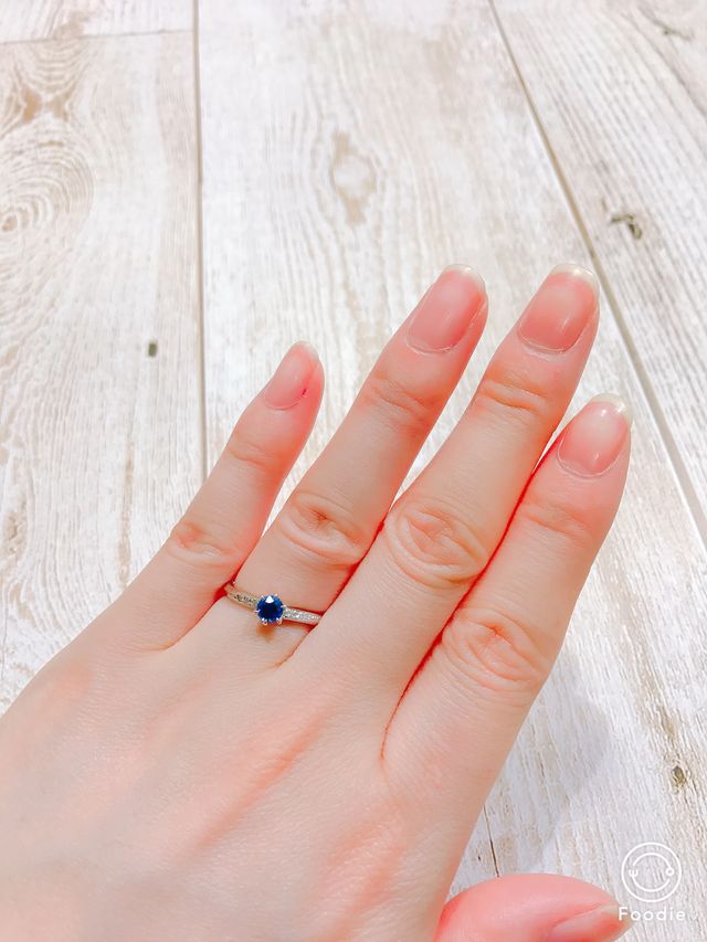 中央に誕生石のサファイア、後ろにダイヤが入ってます。