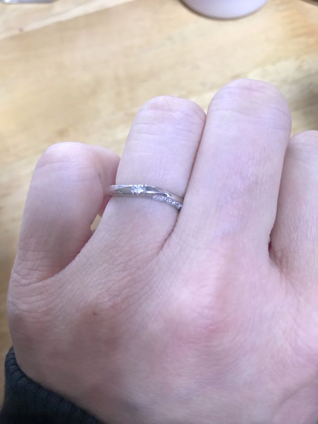結婚指輪。正面上下のサイドにもダイヤが散りばめられている