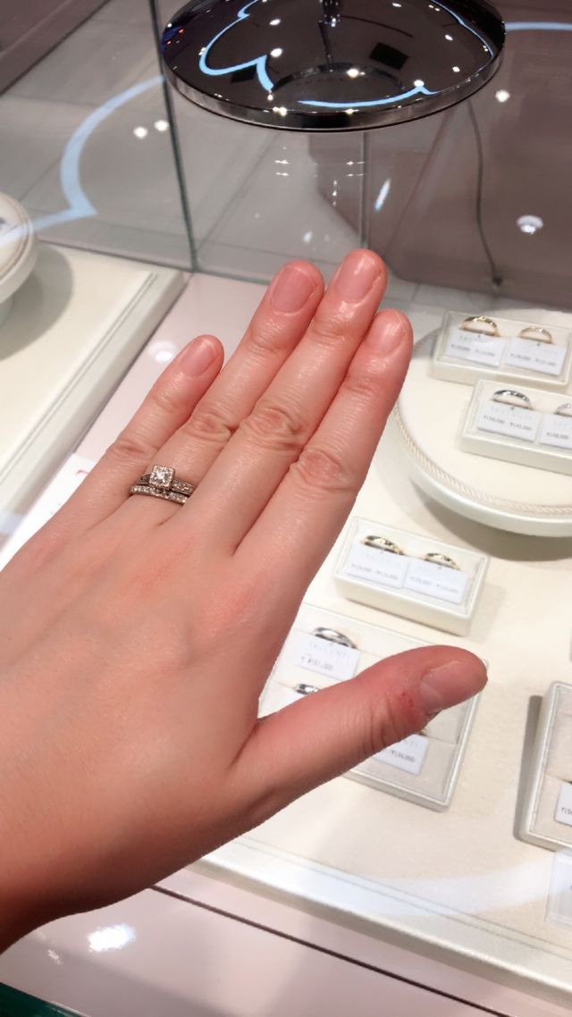 婚約指輪とマッチするハーフエタニティに一目惚れしました。