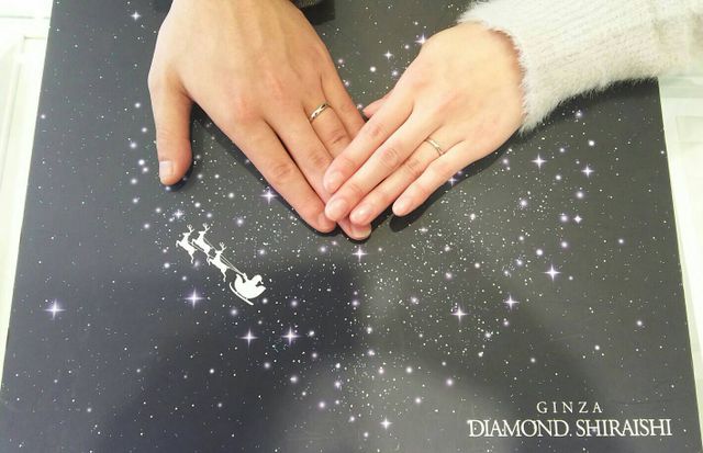 結婚指輪を取りに行った際、お店の方に撮っていただきました！