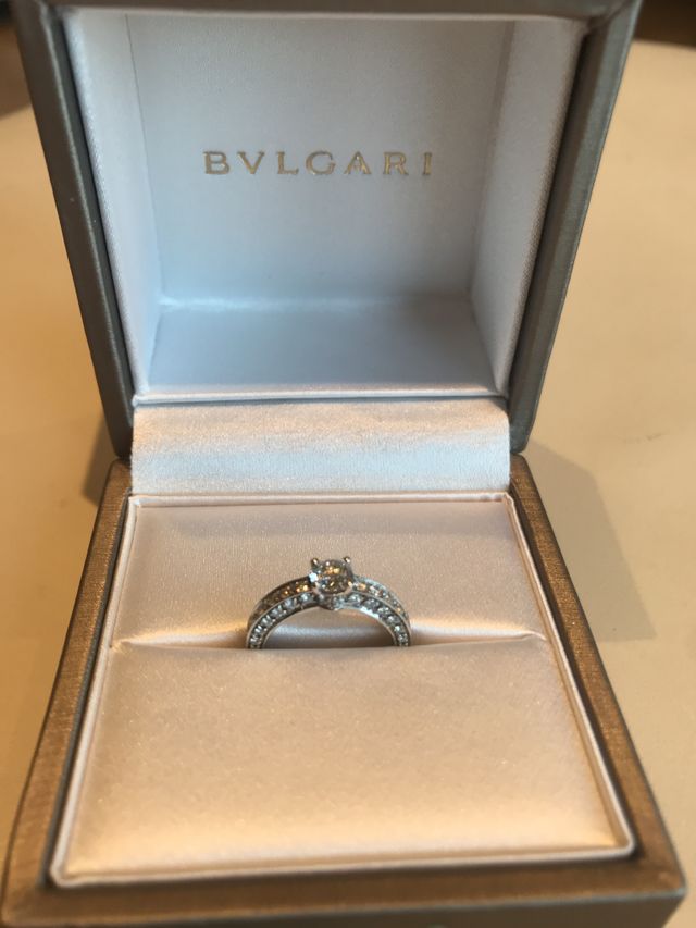 BVLGARIに決定！側面にもダイヤが入ってます！