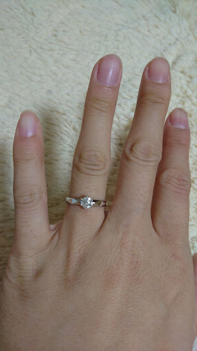 リングのプラチナ部分もきらきらしています。