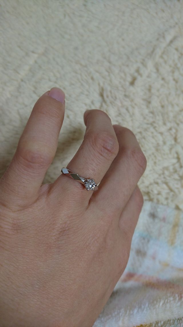 斜めから。面のカットは指の内側にはないので指あたりはなめらか