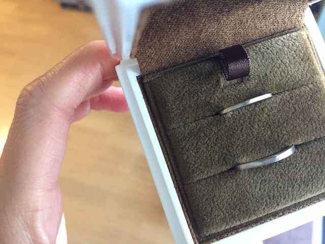 華奢で細めのリングです。凸凹していて手作り感があります。