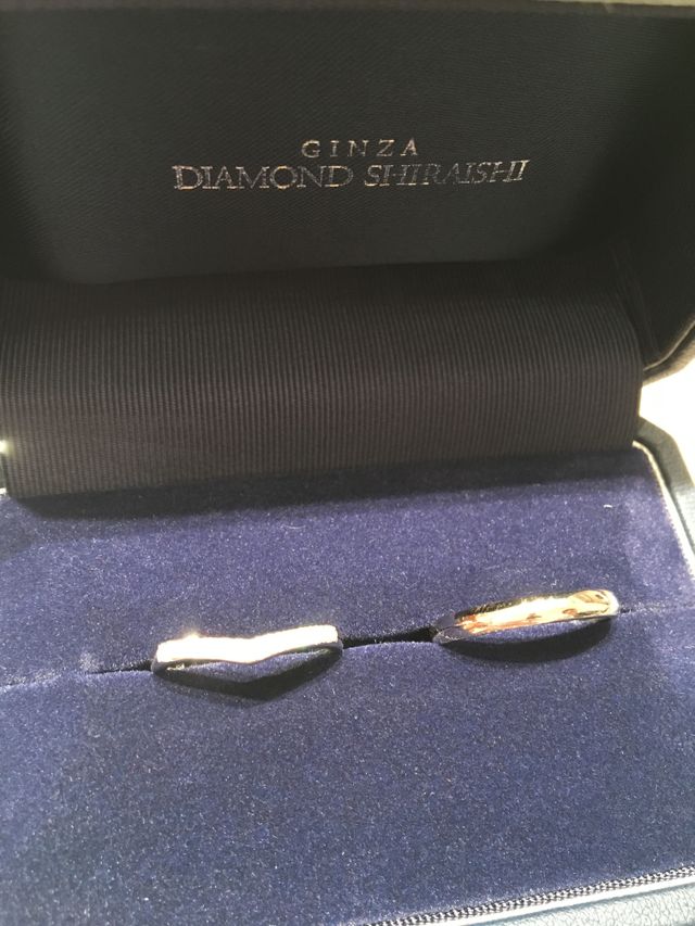 ダイヤモンドの輝きが綺麗すぎて白光りしてしまってます。