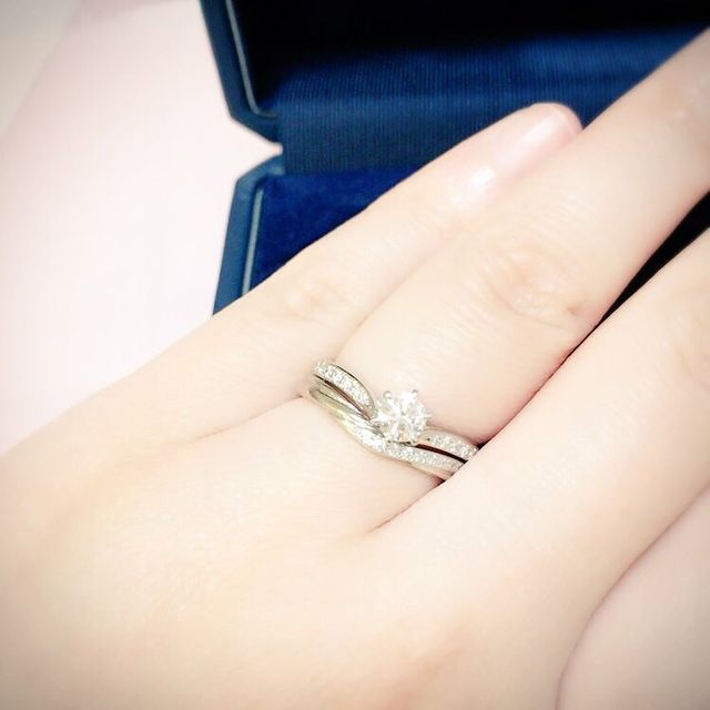 婚約指輪も同じシリーズで、ライン合わせ仕上げで更に素敵に