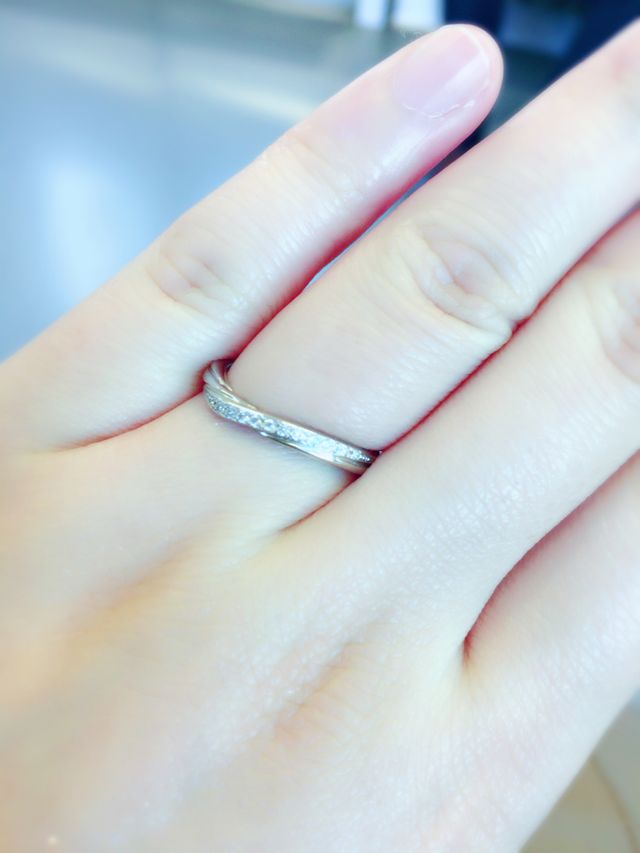 流れるようなメレダイヤデザインが上品