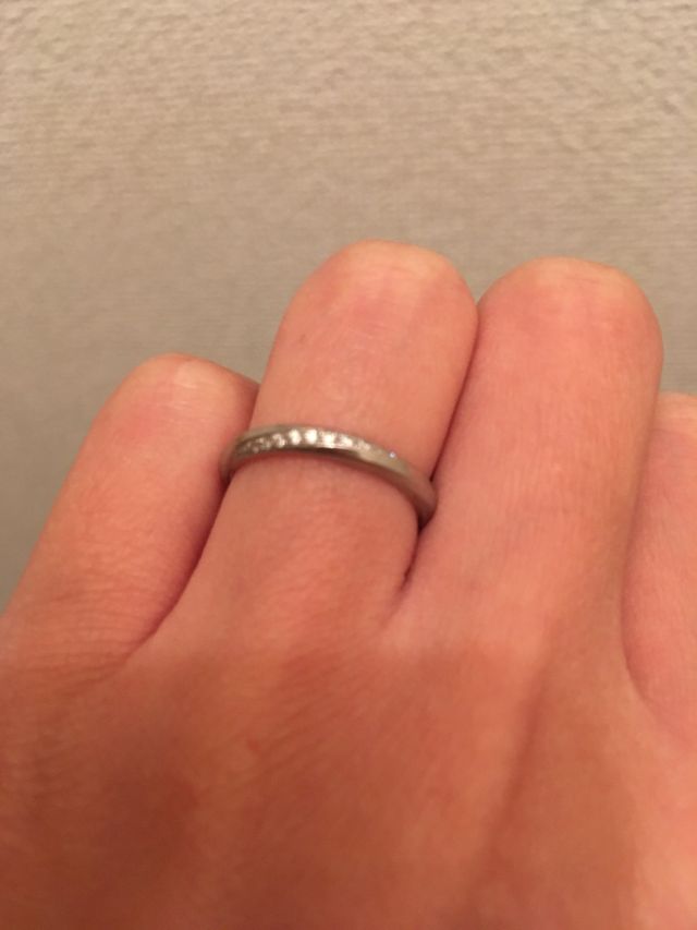 小さなダイヤが斜めに付いてます。