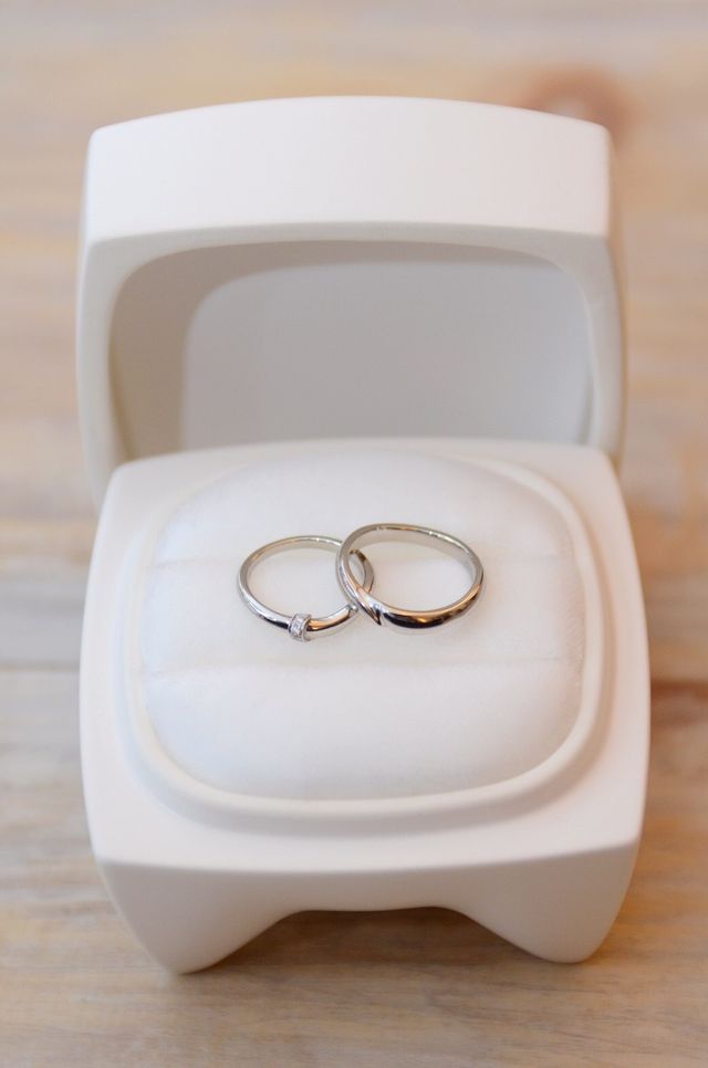 セットの指輪と入れ物の陶器