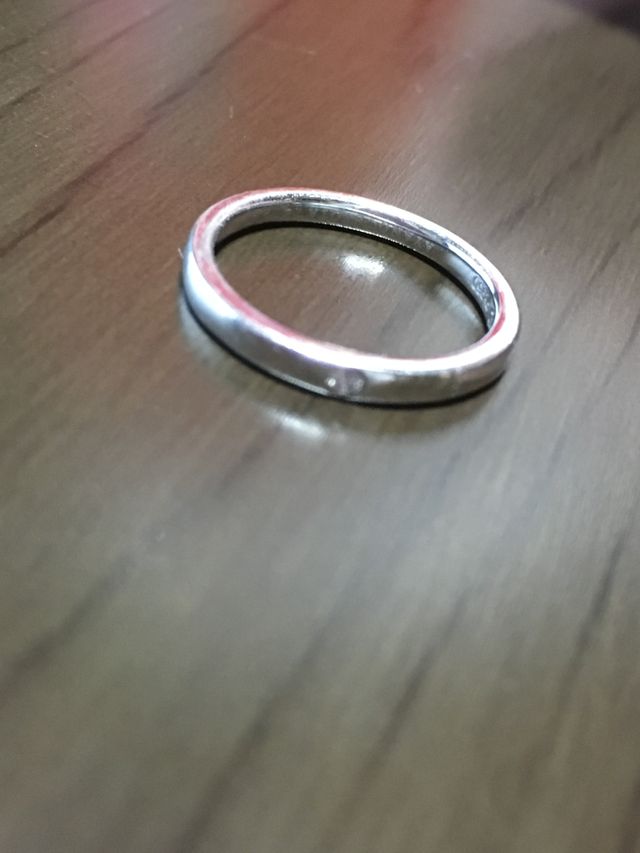 小さいダイヤが入っています