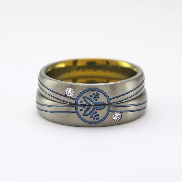 家紋を縦に2人で分け合うデザイン