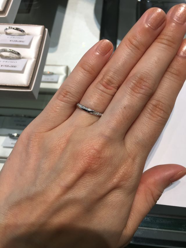 斜めに2本メレダイヤが入っています