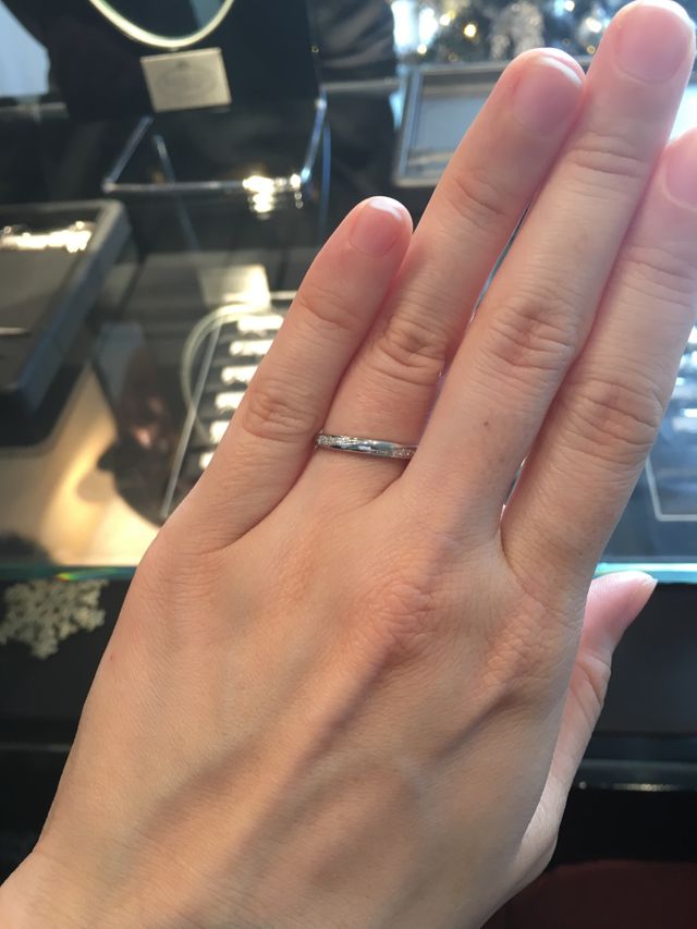 斜めに2本メレダイヤが入っています