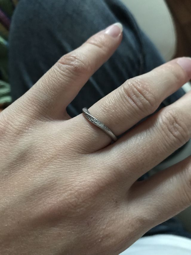 少しカーブのあるデザインで、指が細長く見える効果ぎあります