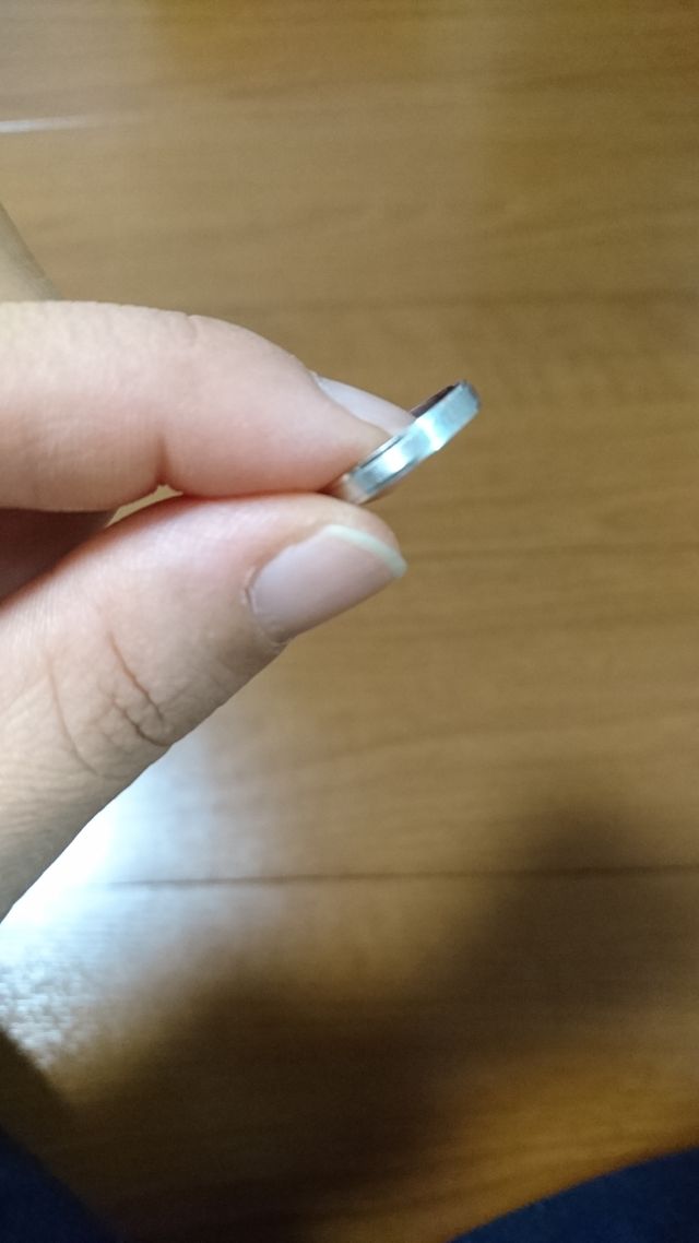 できるだけシンプルで平べったいものを探しました