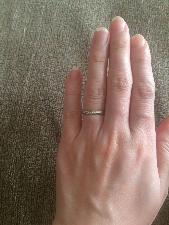 リング自体はストレートですが斜めにダイヤが入っています。