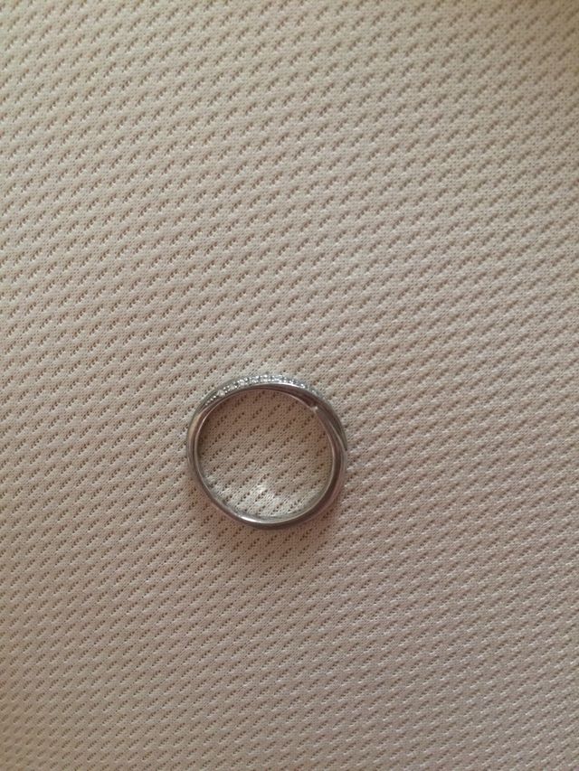 リングの表面だけではなく側面にもダイヤがあるデザインです。