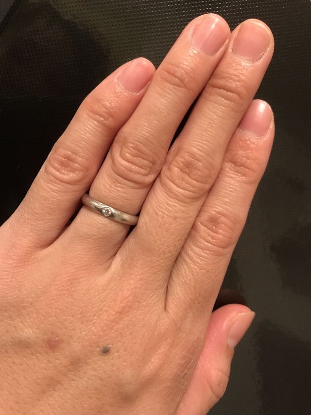 小さいダイヤが真ん中に一つ入ってます。