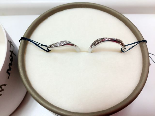 女性の方だけスワロフスキーがあり、両方にひねりのデザイン