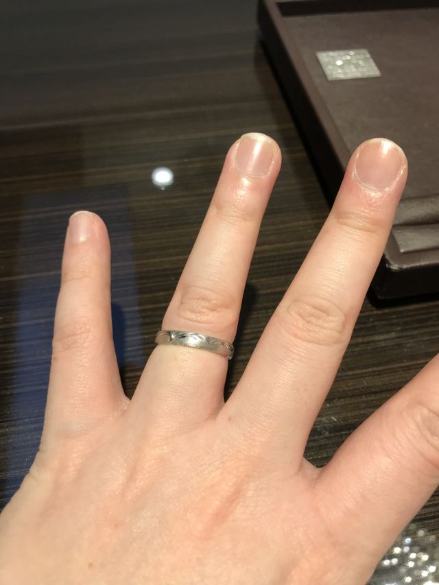 結婚指輪の見本として。ダイヤマットのツヤ消しが素敵でした。