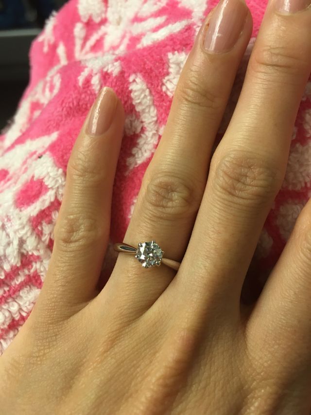 正面。ダイヤモンド脇は細身になっています