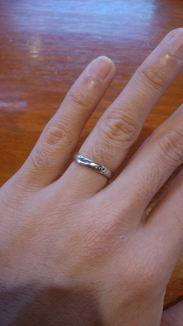 相手のイニシャルがハートの半分の形になるようなデザイン。