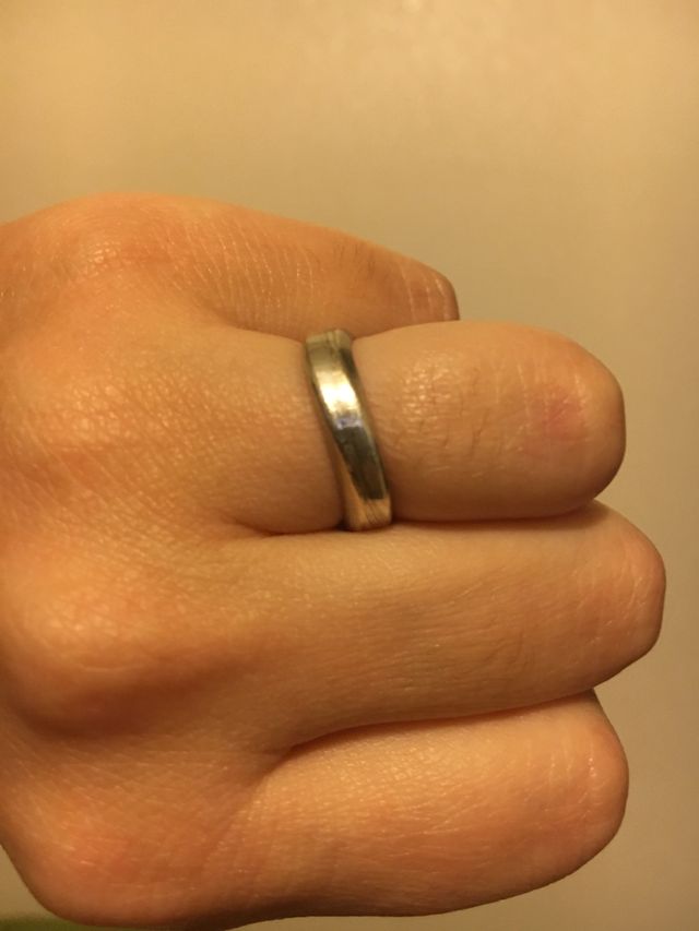 リングの上下を削り、波型のデザインです。