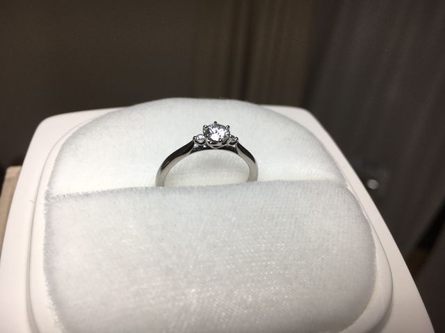 「白鈴」は、スズランをモチーフに作られた指輪です