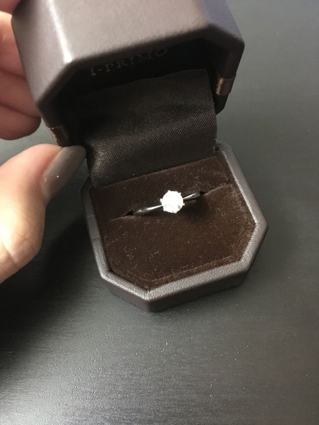 リングが中心に向かって細くなっているので指が綺麗に見えます。