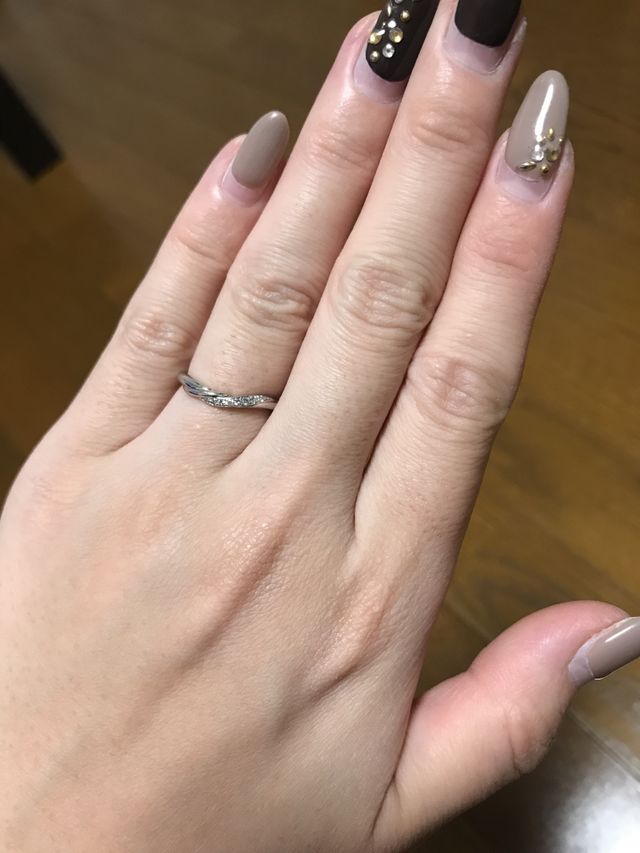 結婚指輪です。実際はもっとキラキラしています。