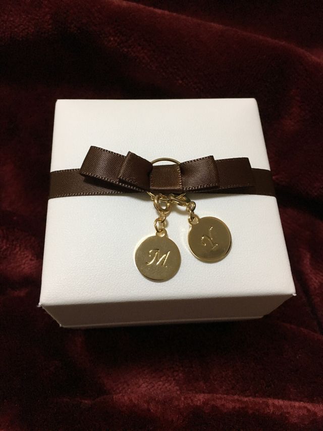 ケースには2人のイニシャルのチャームがついてます。