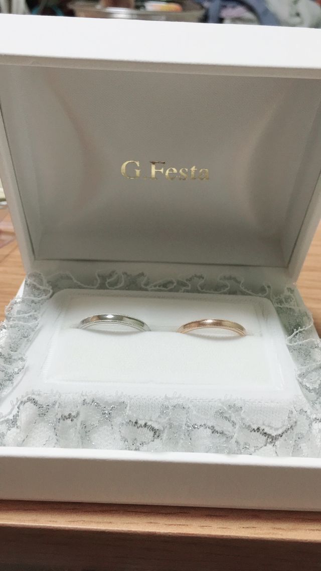 左プラチナ、右ピンクゴールド、ミル打ちありです。