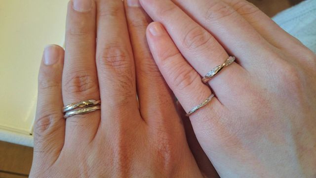 ピンクゴールドが入ってるものが今回購入した結婚指輪になります