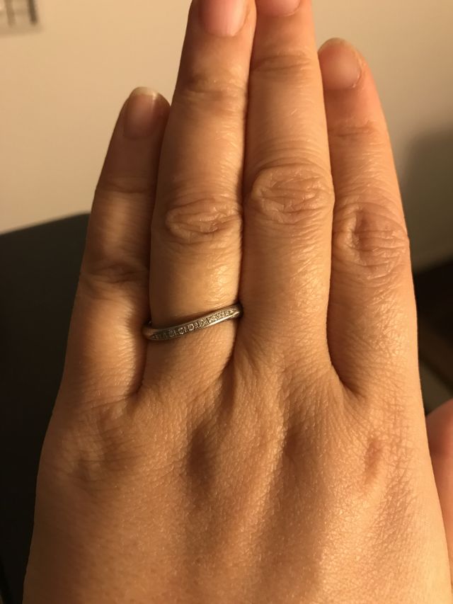 プラチナ製です。デザインにダイヤのラインが入っております。