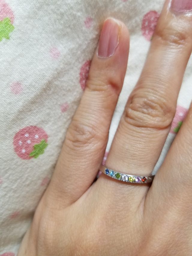 指輪の形を選んで、石の配置を決めました。