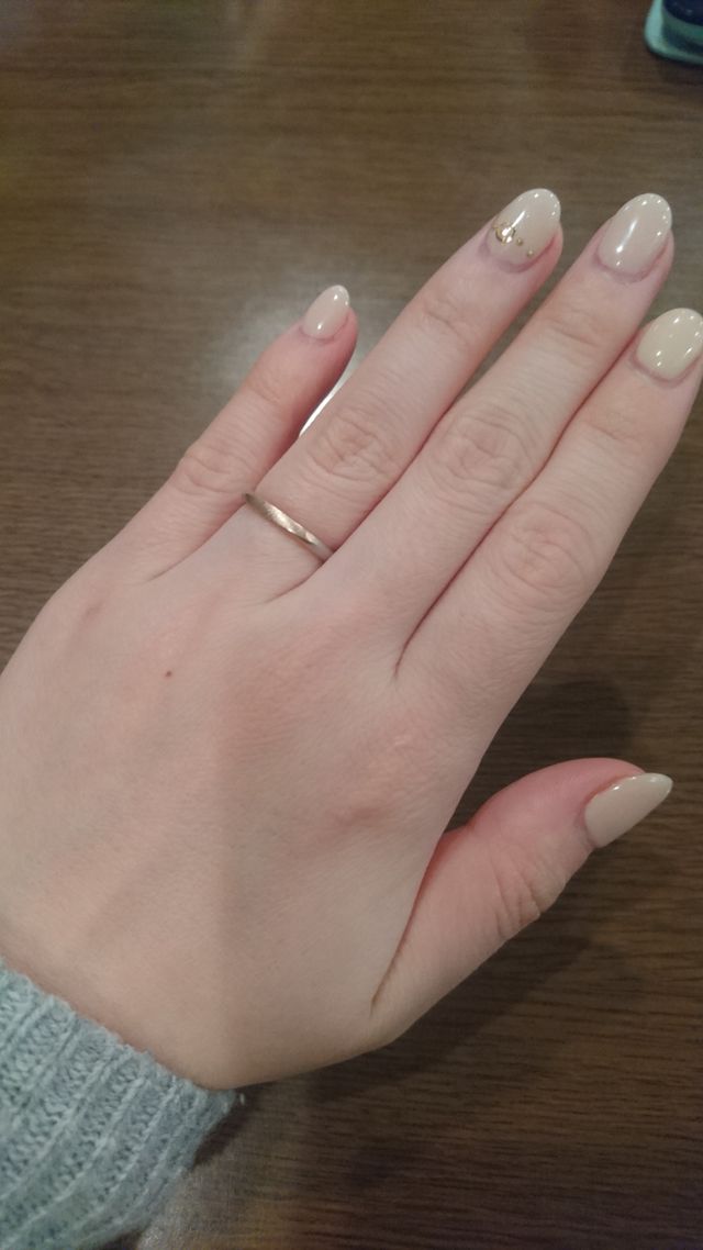 金属は一面のみピンクゴールド、他面はプラチナを使用。