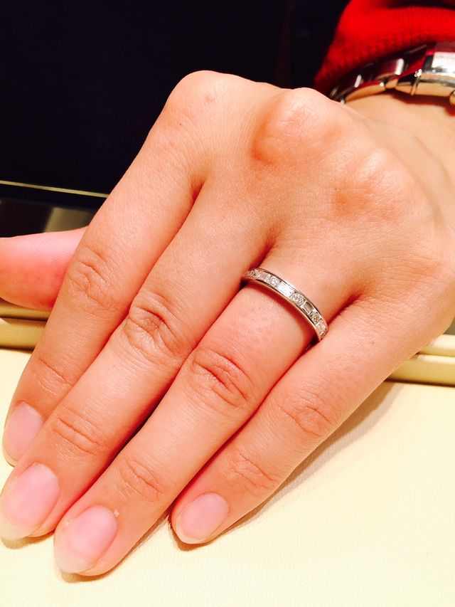 〇と□のカットが交互に織り込まれており、他にはない個性が！