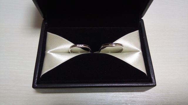 受取時、キレイにセットしてくれています。左が女性、右が男性。