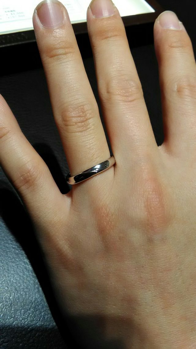 主人には少し模様が入ったシンプルリング(太め)です