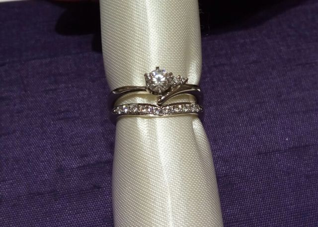 写真はエンゲージリング（他ブランド）との重ねづけ。