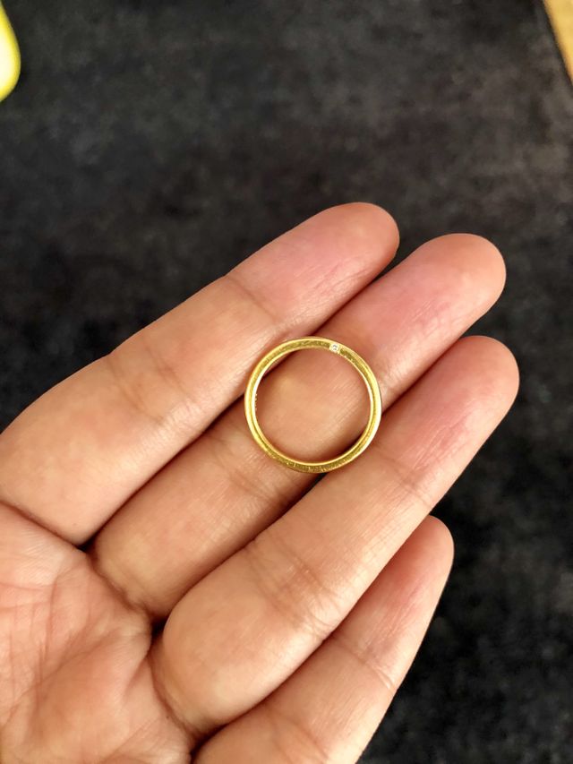 ダイヤがサイドに一粒。