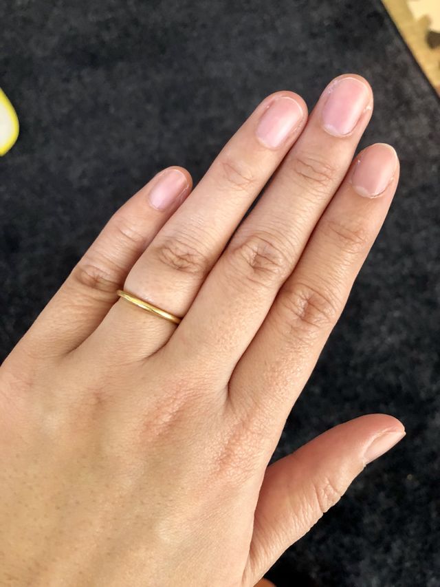 細身でシンプルな、肌に馴染むリングです。