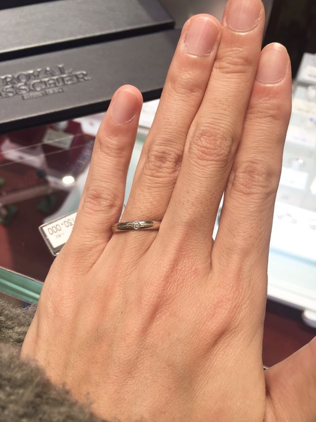 イエローゴールドのセンターラインが綺麗な指輪です