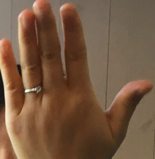 少し見えずらいですが、指にはめた時の写真です。