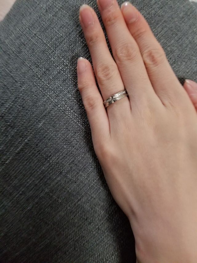 細い指にも映えるキレイなデザインです。