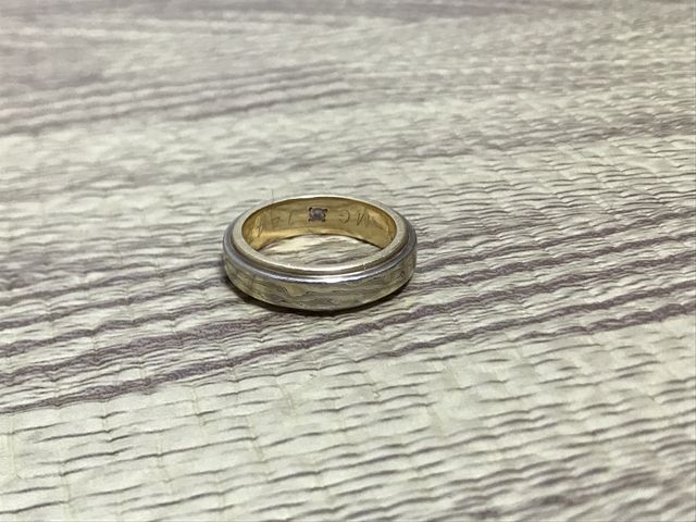 内側にダイヤが１つ入っています