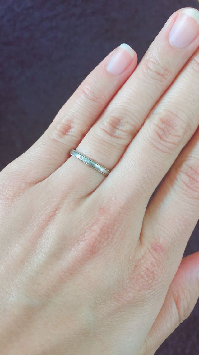 つや消し加工をしており、肌に自然に馴染みます。