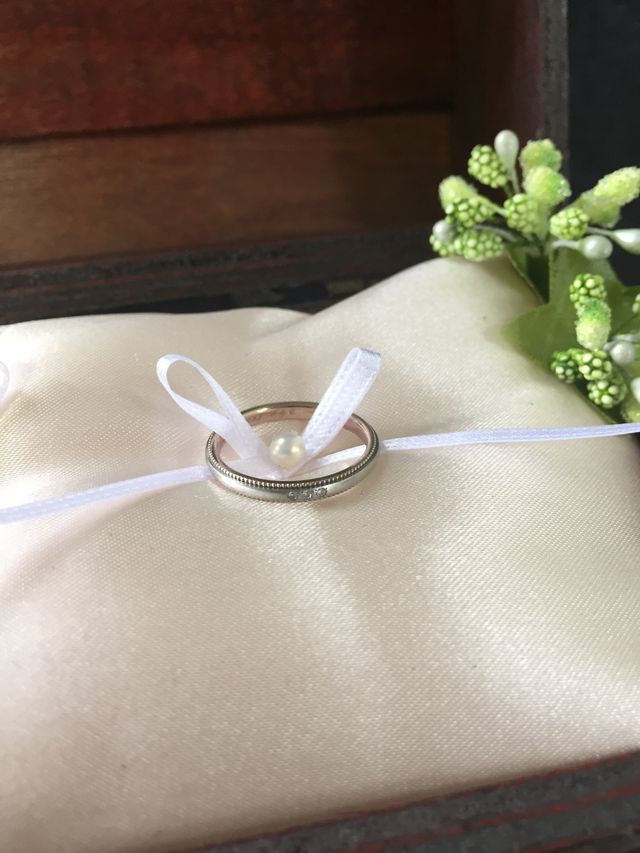 内側と外側の素材、石の有無を選べ、文字入れも可能でした。