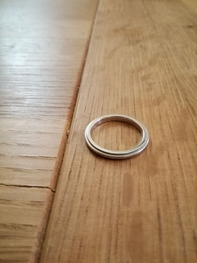 上下にギザギザが入っています。