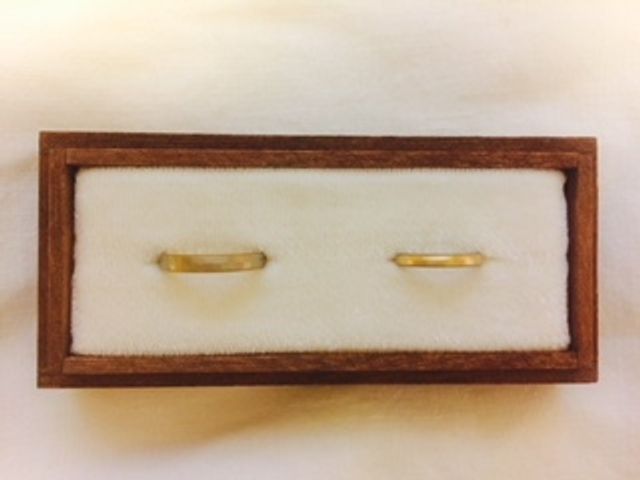 左：夫の結婚指輪　右：妻の結婚指輪